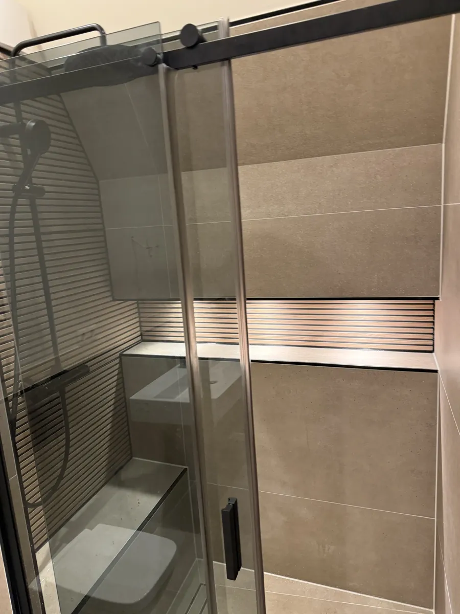 Dusche mit Großformat-Fliesen und beleuchteter Nische — Badsanierung Detail