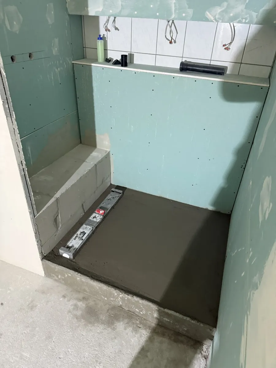 Estrich mit Gefälle im Duschbereich für bodengleiche Dusche — EVENT Bau
