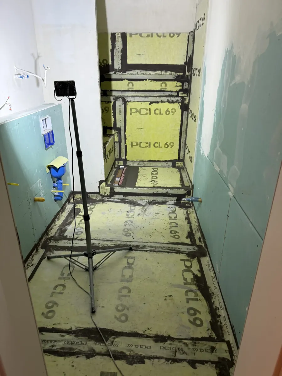 Fachgerechte Abdichtung mit PCI CL 69 im Duschbereich — professionelle Badsanierung EVENT Bau