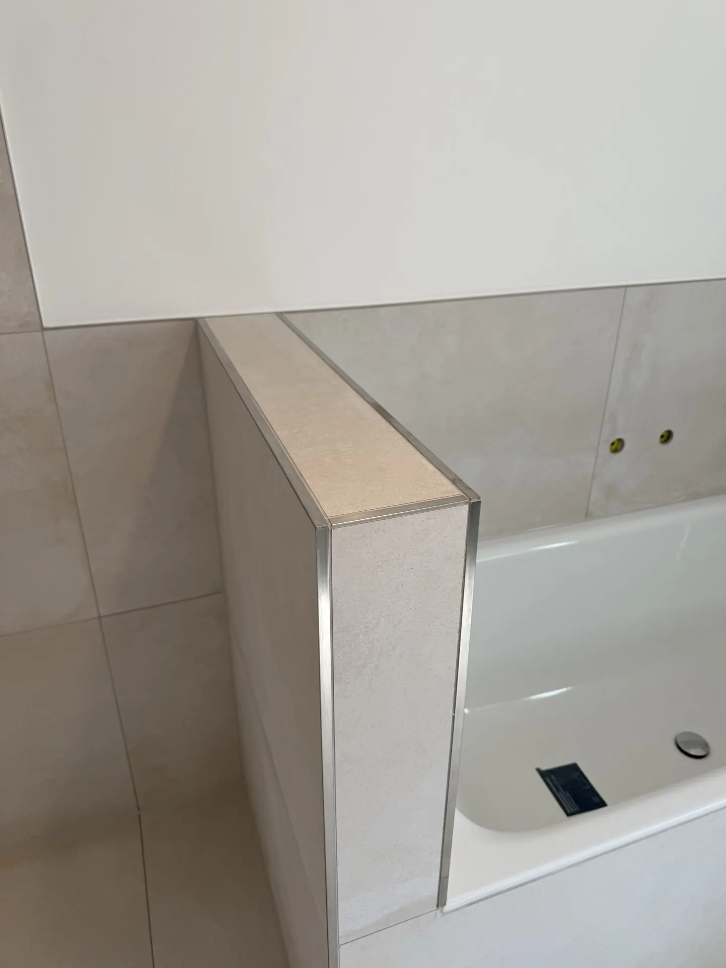 Badewannenverkleidung mit Edelstahl-Profilen — Detail Badsanierung