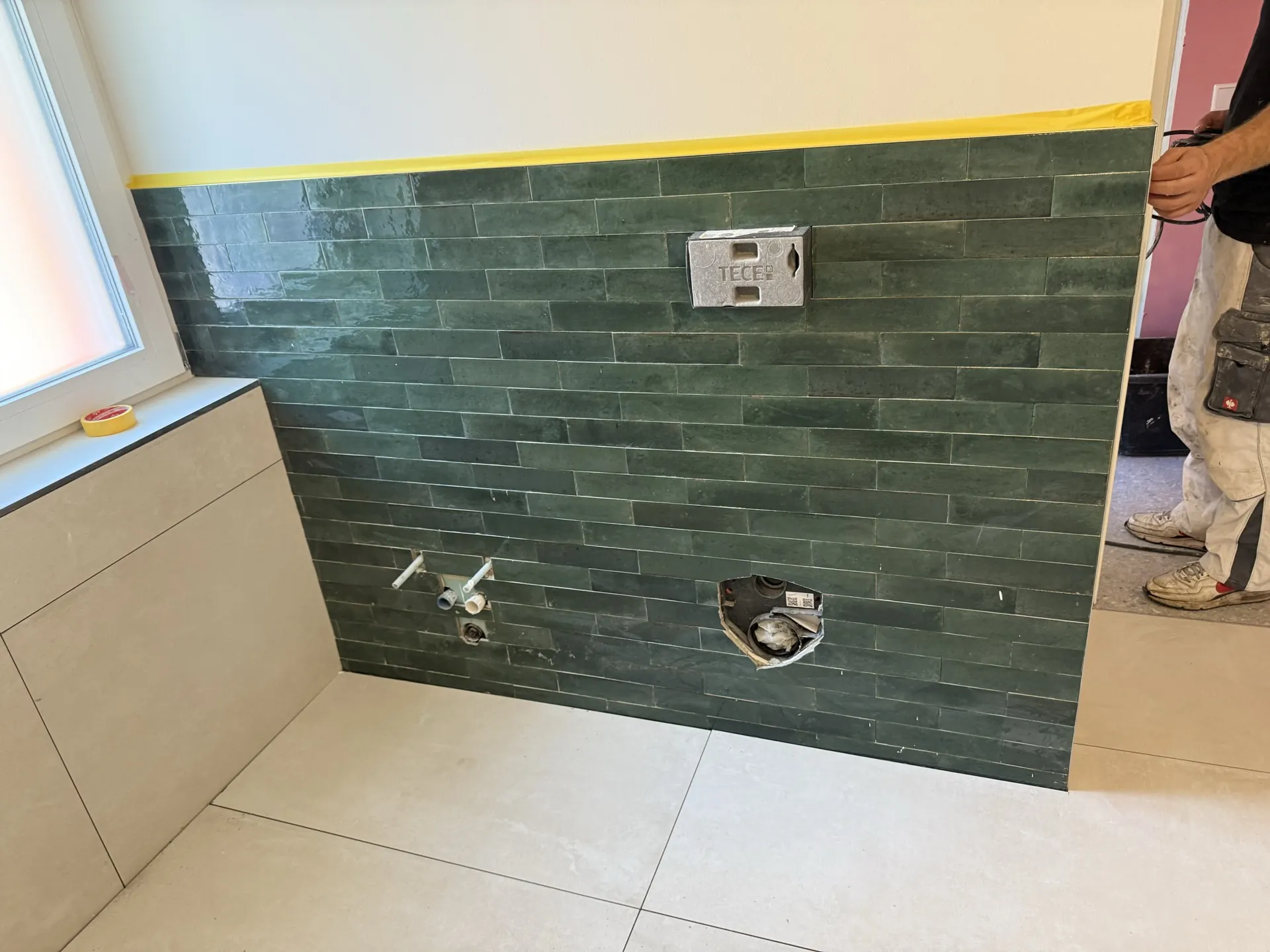 Grüne Subway-Fliesen an WC-Vorwand mit TECE-Installation — Badsanierung Mülheim