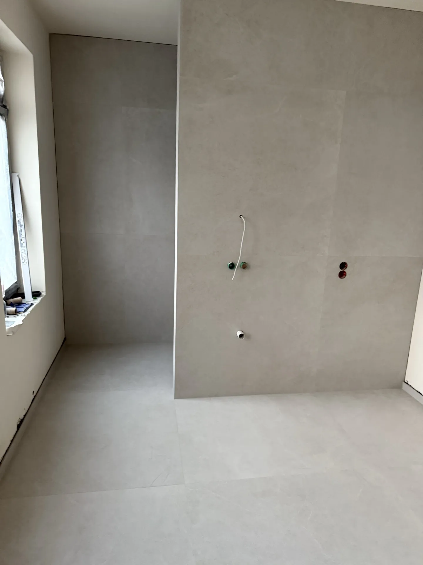 Badezimmer Gesamtansicht mit Großformat-Fliesen — EVENT Bau Mülheim