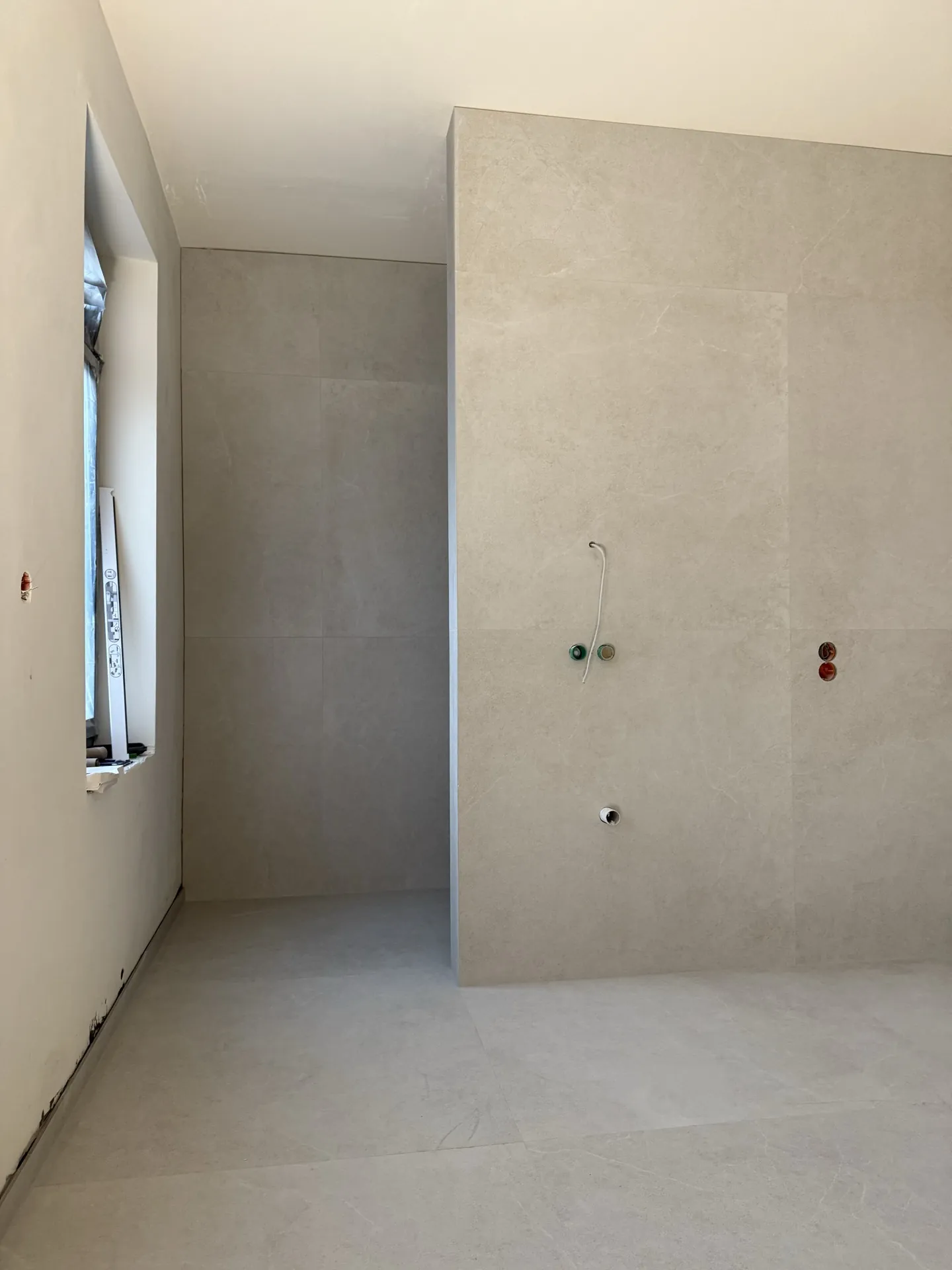 Badezimmer Seitenansicht mit Duschbereich und Glasabtrennung — Badsanierung Mülheim