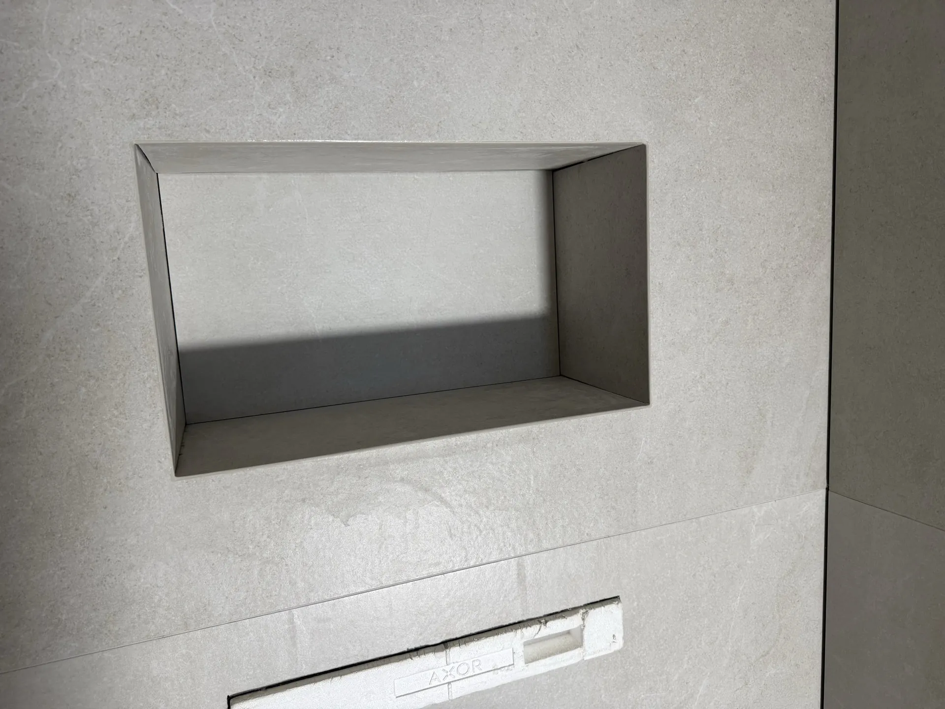 Wandnische mit Axor-Armatur und Großformat-Fliesen — Badsanierung Detail