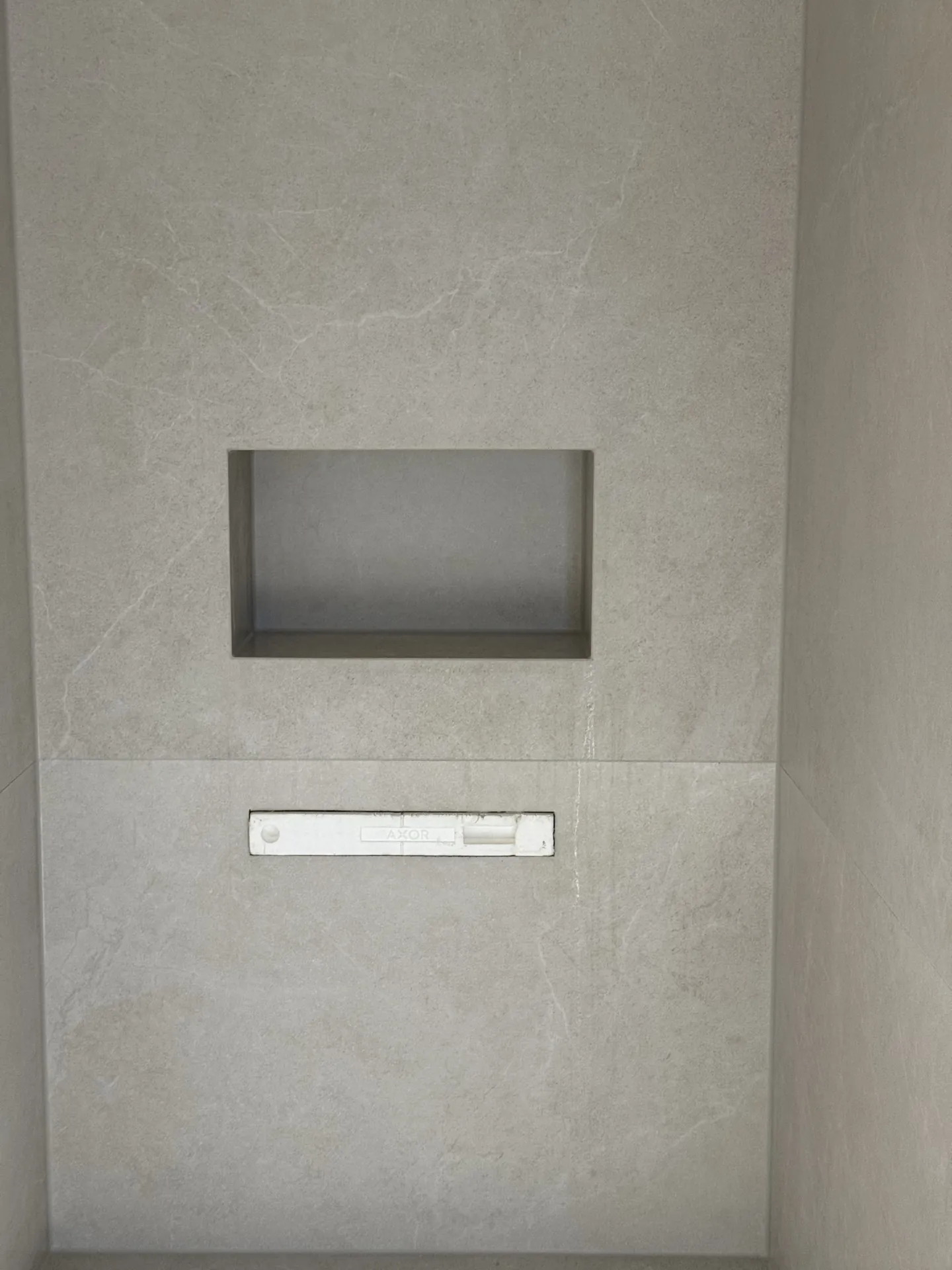 Detailansicht Nische mit hochwertiger Armatur — EVENT Bau Badsanierung