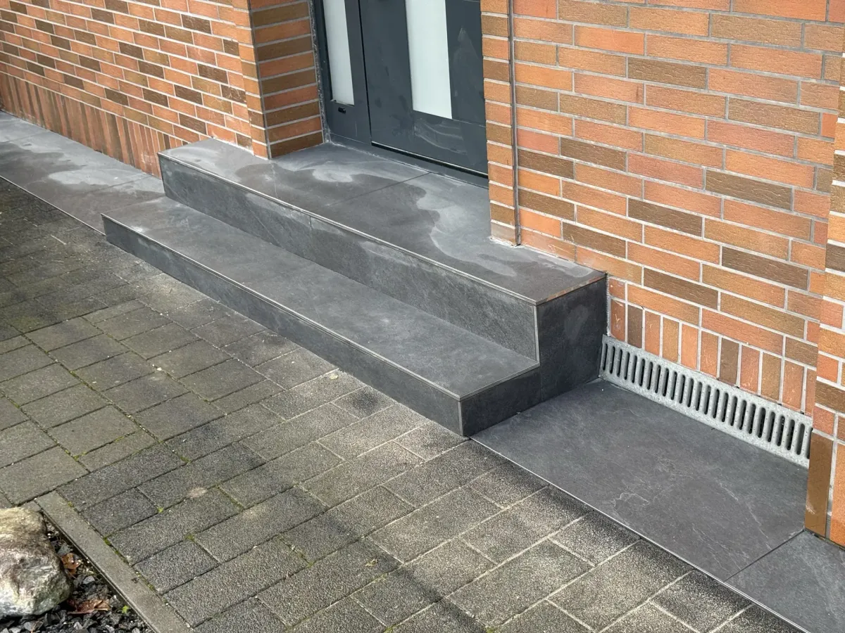 Anthrazit-Eingangsstufen Detailansicht — Fliesenarbeiten Mülheim
