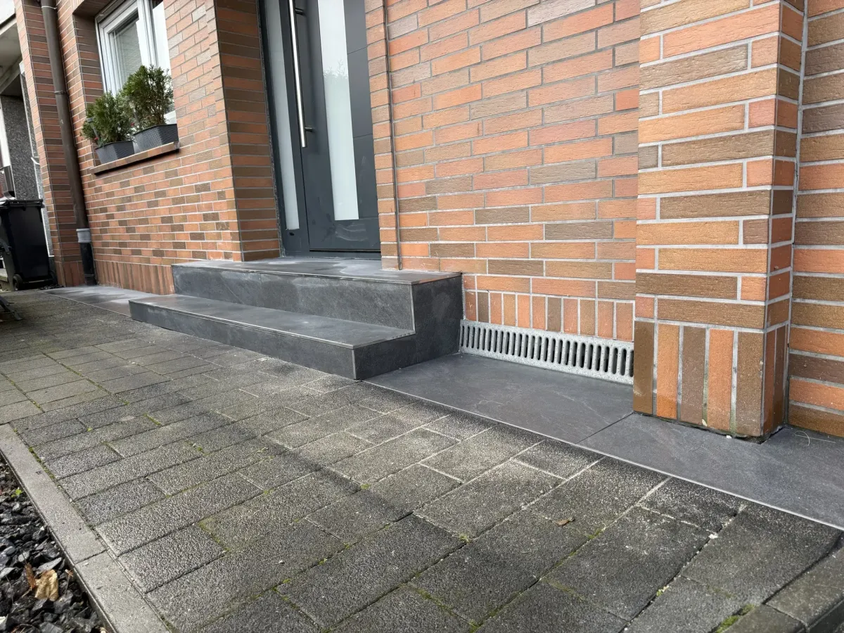 Eingangstreppe Anthrazit Seitenansicht mit Klinker — EVENT Bau Mülheim