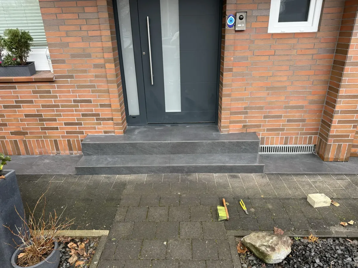 Eingangstreppe mit Anthrazit-Stufen und Klinker-Fassade — EVENT Bau