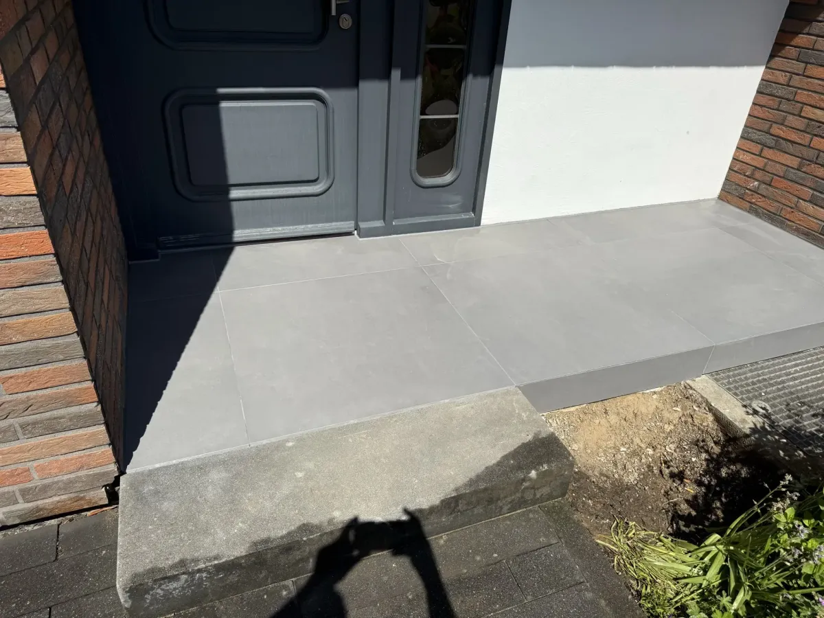 Eingangspodest Detail mit grauen Fliesen — EVENT Bau Mülheim