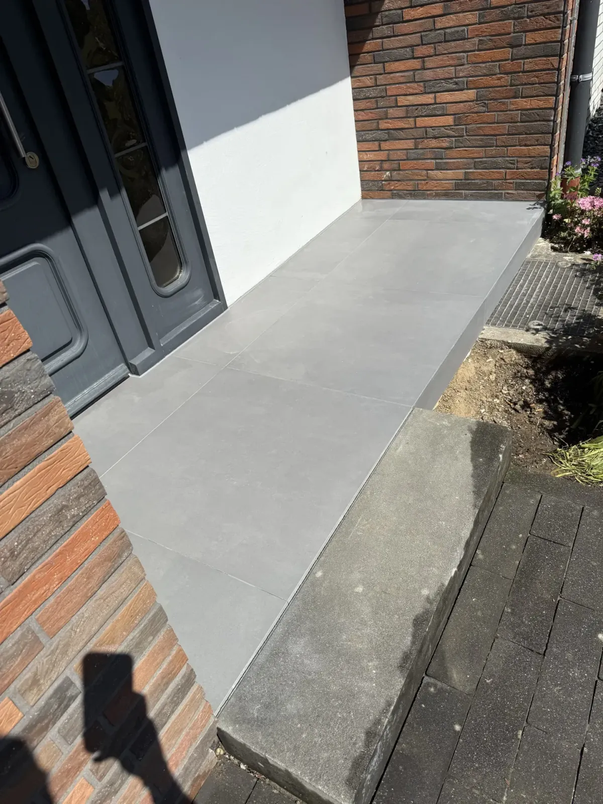 Eingangspodest Gesamtansicht mit grauen Fliesen — Fliesenarbeiten Mülheim