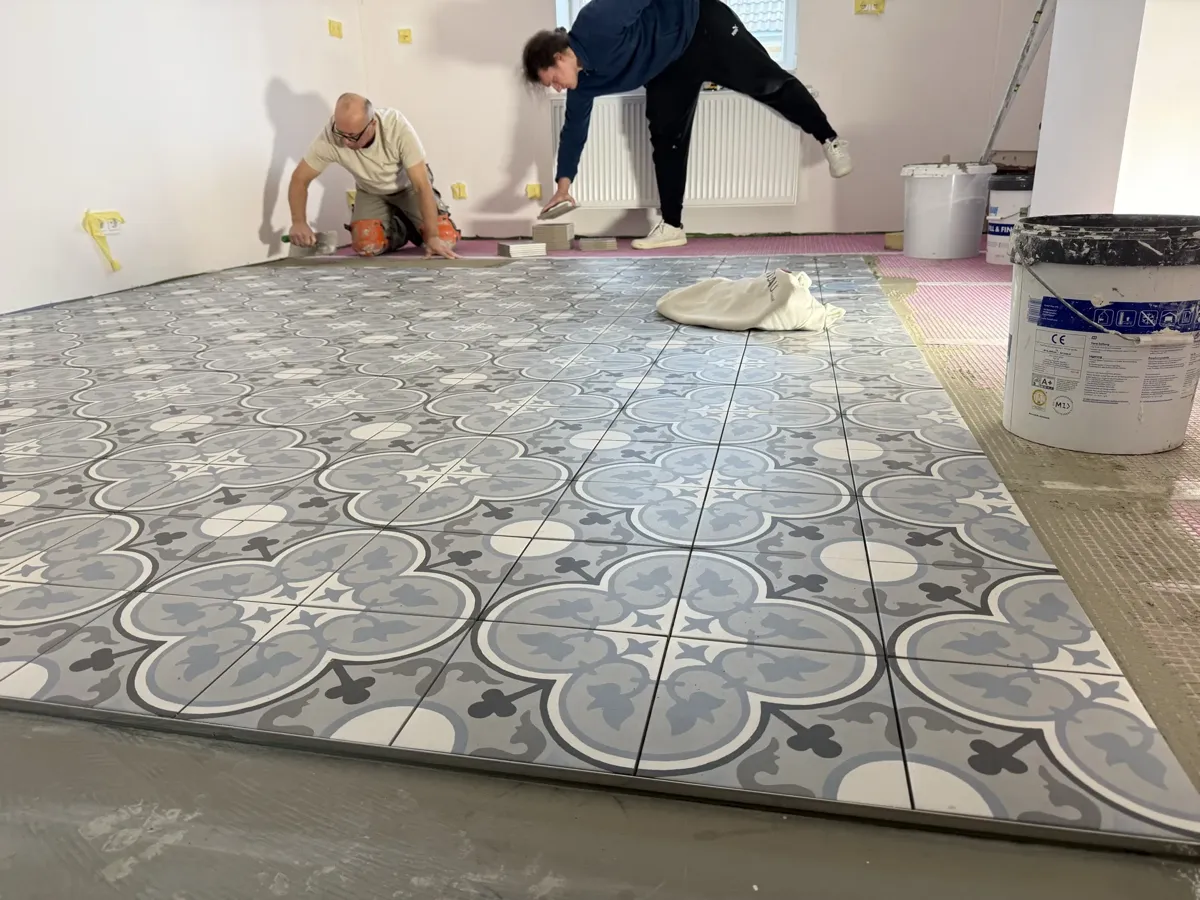 Nahaufnahme der Ornament-Zementfliesen während der Verlegung — EVENT Bau