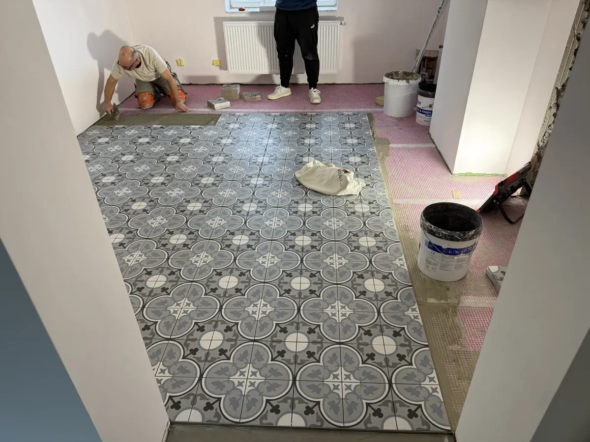 Ornamentfliesen Raumansicht vom Eingang — Fliesenlegerarbeiten Mülheim an der Ruhr