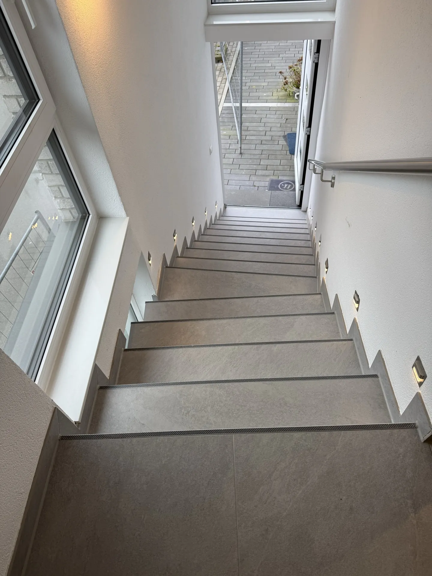 Treppenabgang Gesamtansicht mit Tageslicht — Treppensanierung Mülheim