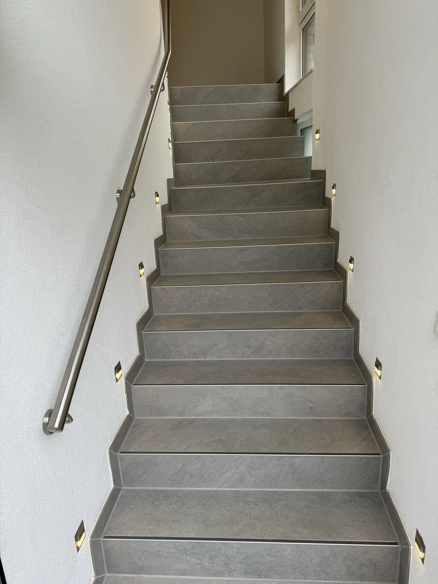 Treppenaufgang seitliche Ansicht mit Handlauf — EVENT Bau Mülheim